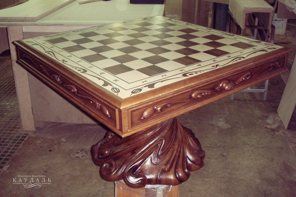 резной шахматный стол
