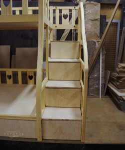 Лестница с выдвижными ящиками на заказ