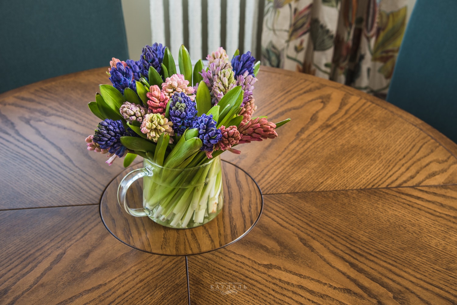 Цветы на круглом столе от Каудаль