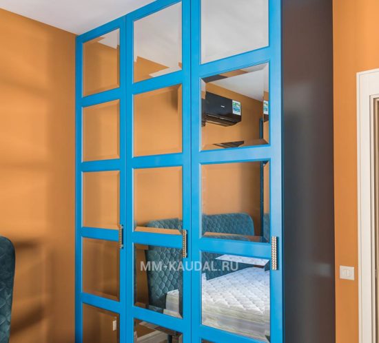 Шкаф в спальню на заказ в синем цвете